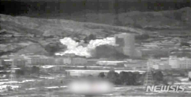 [파주=뉴시스] 북한이 개성공단 내 남북공동연락사무소 청사를 폭파한 것으로 알려진 16일 오후 경기도 파주시 접경지대 군 관측 장비에 개성공단 남북공동연락사무소 폭파 모습이 담겨 있다. 통일부는 북한이 이날 오후 2시 49분께 남북연락사무소 청사를 폭파했다고 밝혔다. (사진=국방부 제공) 2020.06.16.myjs@newsis.com