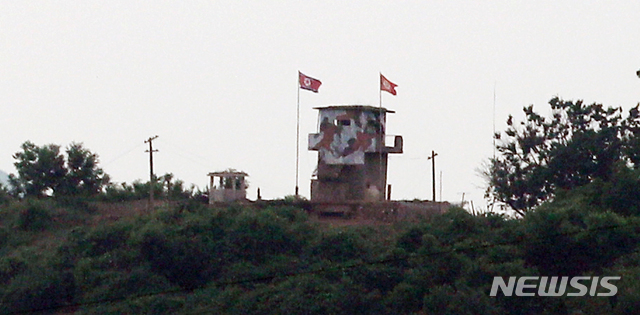 [파주=뉴시스] 박주성 기자 = 북한이 개성 남북공동연락사무소를 폭파한 가운데 16일 오후 경기도 파주시 접경지역에서 북한 초소에 인공기와 최고사령관기가 다시 게양돼 있다. 2020.06.16. park7691@newsis.com