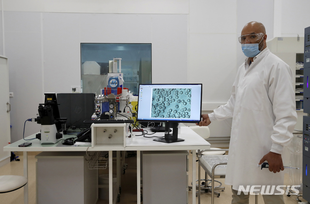 [리옹=AP/뉴시스] 프랑스 제약사 사노피와 영국 제약사 글락소스미스클라인(GSK)이 공동으로 개발한 신종 코로나바이러스 감염증(코로나19)백신이 임상 1·2상 시험을 시작한다고 3일(현지시간) 발표했다. 사진은 지난 6월 사노피의 한 연구원이 백신 연구 진행 과정을 설명하는 모습. 2020.9.3.