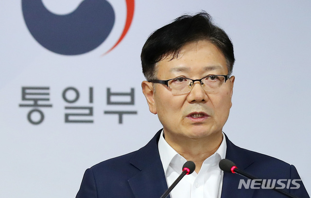 [서울=뉴시스]전신 기자 = 남북공동연락사무소장인 서호 통일부 차관이 16일 서울 종로구 정부서울청사에서 북한의 남북공동연락사무소 폭파와 관련해 입장을 밝히고 있다. 2020.06.16.  photo1006@newsis.com