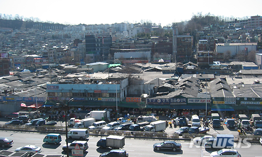 [성남=뉴시스] 23층 규모 현대식 주상복합건물로 탈바꿈하게 될 성남 성호시장.