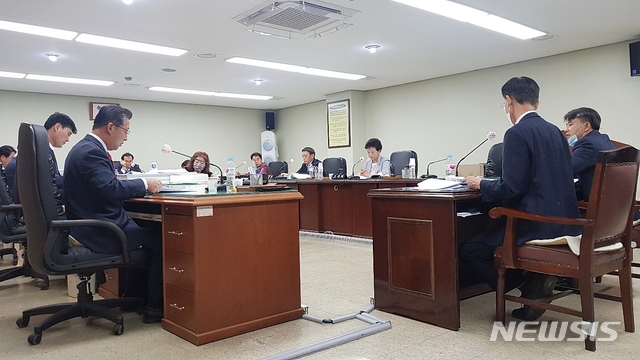 [대구=뉴시스]이지연 기자 = 17일 오전 달서구의회 경제도시위원회가 행정사무감사를 진행하고 있다. 2020.06.17. ljy@newsis.com