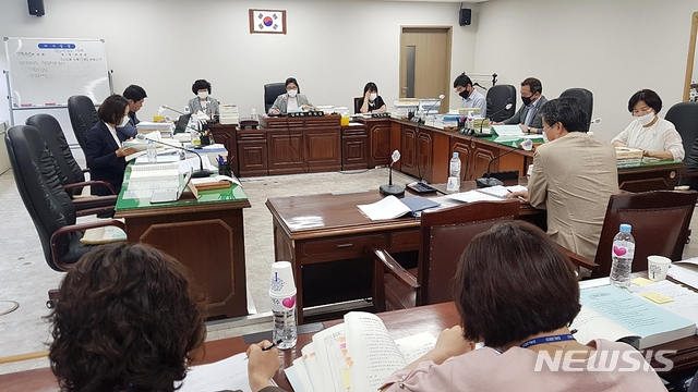 [대구=뉴시스] 이지연 기자 = 17일 오전 대구 달서구의회 기획행정위원회가 행정사무 감사를 하고 있다. 2020.06.17 ljy@newsis.com