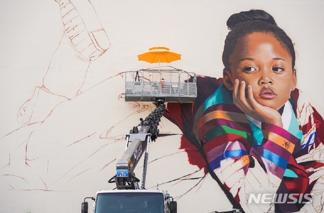 [순천=뉴시스]김석훈 기자 = 전남 순천시 장천동 순천종합버스터미널 벽면에 세계적인 그래피티 작가 심찬양의 국내 최대 '그래피티'작품이 그려지고 있다. (사진=순천시청 제공) 2020.06.17.photo@newsis.som