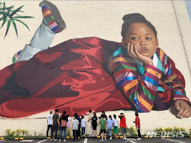 순천시 장천동 도시재생 프로그램의 일환으로 진행중인 심찬양의 '그래피티'