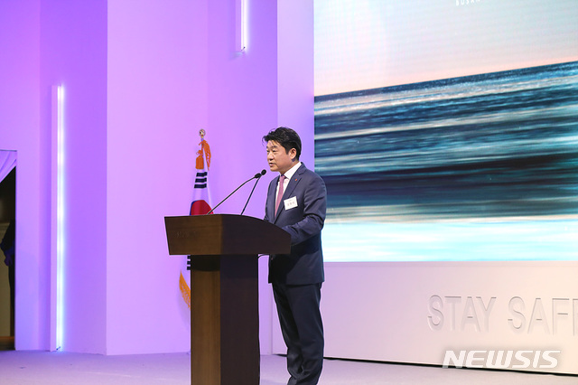 [서울=뉴시스]17일 부산 해운대구 중동 시그니엘 부산 오픈식에서 축사하는 롯데호텔 김현식 대표이사 