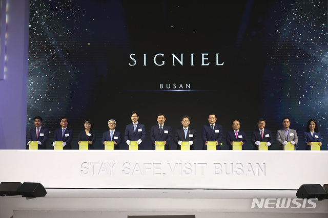 [서울=뉴시스]17일 부산 해운대구 중동 시그니엘 부산 오픈식 중 '골든키 퍼포먼스'. 왼쪽에서 여섯 번째가 롯데그룹 신동빈 회장, 일곱 번째가 문화체육관광부 박양우 장관