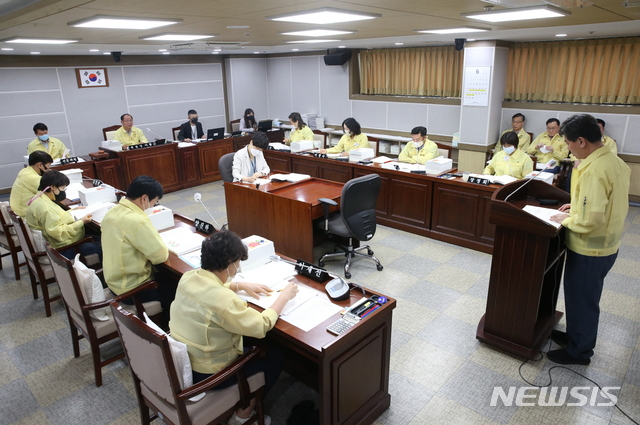 [수원=뉴시스]17일 수원시의회 기획경제위원회는 제352회 제1차 정례회 상임위를 열고 ‘수원시 조례 입법평가 조례안’ 등의 안건심사와 2019회계연도 결산 승인안 및 예비비 지출승인안 예비심사를 의결했다. 