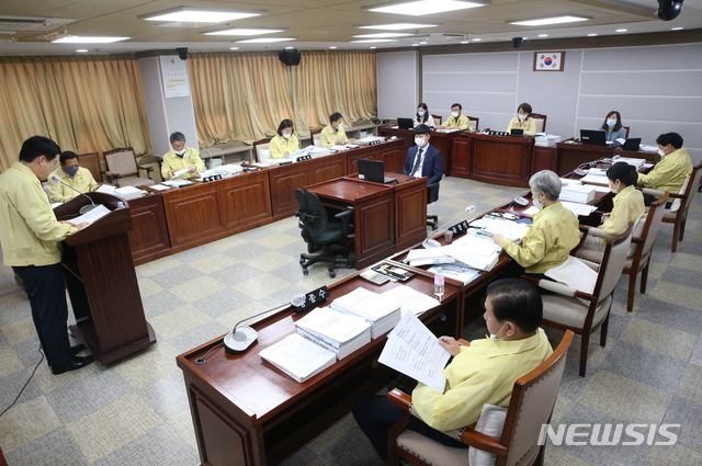 [수원=뉴시스]17일 수원시의회 교통건설체육위원회는 상임위를 열고 ‘수원시 체육 진흥 조례안’ 등 8건의 조례안을 원안대로 가결했다.