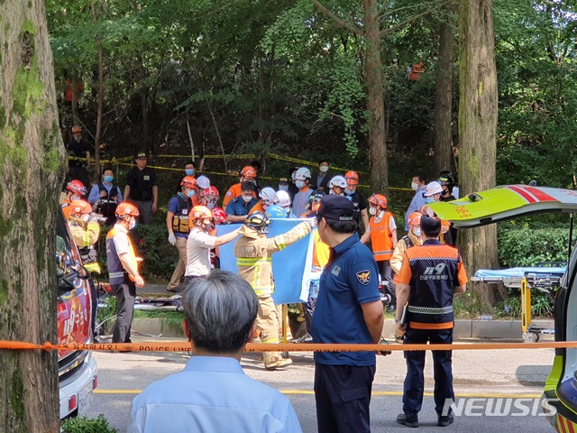 [서울=뉴시스] 류인선 기자 = 17일 오전 서울 도곡동 한 도로에서 빗물받이 설치 작업을 하다 맨홀 아래로 추락한 인부와 이 인부를 구하러 내려간 포크레인 기사가 모두 사망하는 사고가 발생했다. 사진은 공사 인부 최모(62)씨가 구조돼 응급차로 옮겨지는 장면. 2020.06.17. ryu@newsis.com
