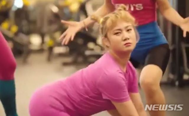 [서울=뉴시스] 코미디언 박나래가 17일 자신이 출연한 이승윤의 '닥치고 스쿼트' 뮤직비디오 티저 영상을 공개했다. (사진=박나래 인스타그램 캡처) photo@newsis.com