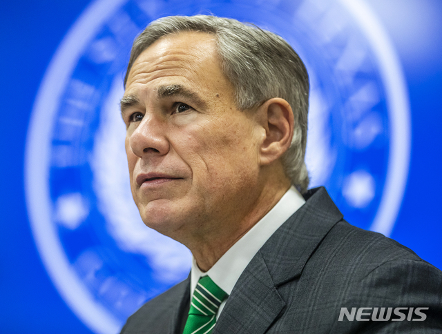 [휴스턴=AP/뉴시스] 그레그 애벗 미 텍사스 주지사가 지난 16일(현지시간) 텍사스 휴스턴에서 열린 주 공공안전부 기자회견에서 신종 코로나바이러스 감염증(코로나19)과 관련해 발언하고 있다. 2020.6.27.