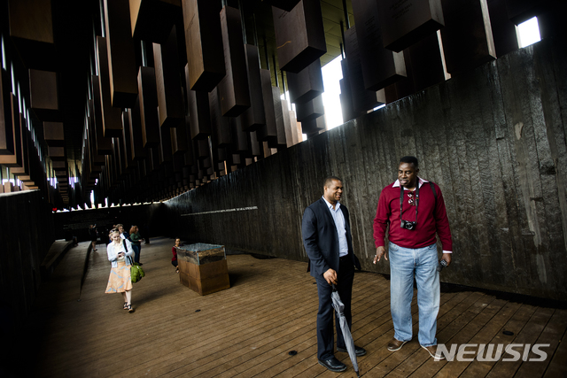 [몽고메리( 미 앨라배마주)= AP/뉴시스] 흑인 린치 희생자들을 추모하는 미국 최초의 국립 평화정의기념관 내부 광경. 이 시설을 출범시킨 흑인 린치 연구단체 EJI는 1877년부터 1950년까지 흑인 린치 사건 6500여건의 자료를 수집했다고 16일 발표했다.&nbsp; 