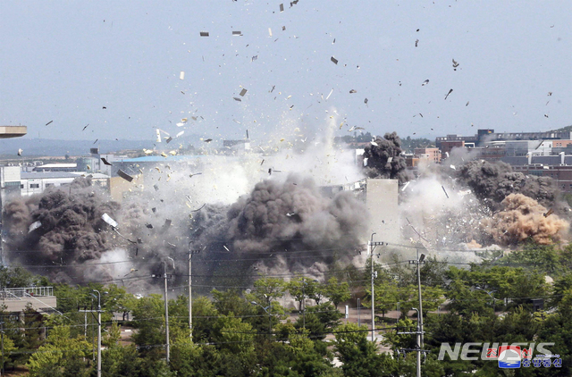 [서울=AP/뉴시스]북한 조선중앙통신이 16일 개성공단 내 남북공동연락사무소를 폭파한 모습을 17일 보도했다. 2020.06.17.