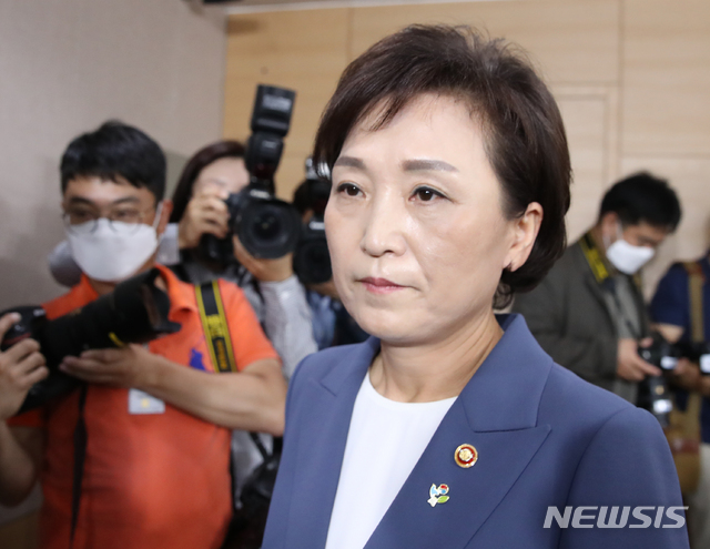 [서울=뉴시스]김명원 기자 = 김현미 국토교통부 장관이 17일 오전 서울 종로구 정부서울청사 합동브리핑실에서 갭투자 규제를 핵심 내용으로 한 문재인 정부 21번째 부동산대책을 발표 후 나서고 있다.&nbsp; 2020.06.17.&nbsp; kmx1105@newsis.com