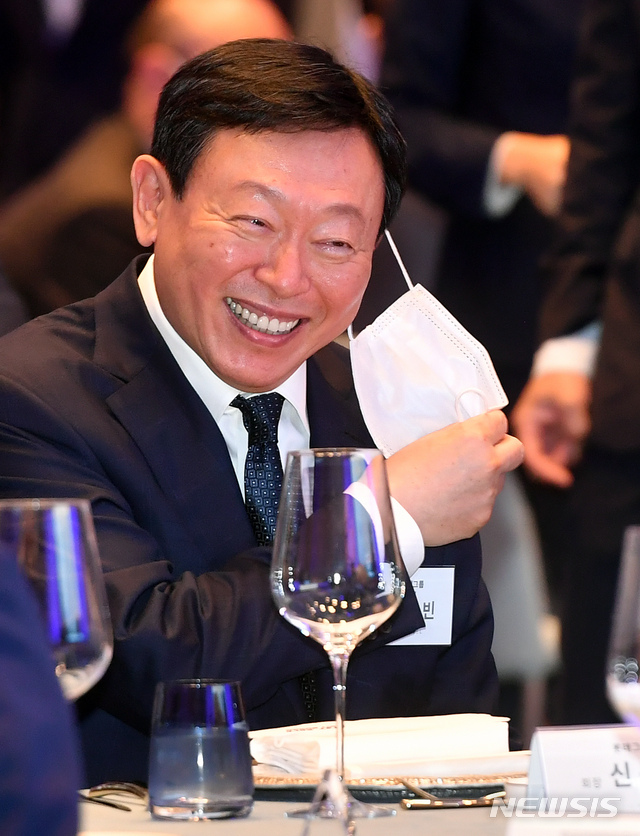 [부산=뉴시스] 하경민 기자 = 신동빈 롯데그룹 회장이 17일 오전 부산 해운대구 엘시티 랜드마크타워에서 열린 '시그니엘 부산'의 개관식에 참석, 마스크를 벗으며 환하게 웃고 있다. 롯데호텔의 프리미엄 호텔 브랜드인 '시그니엘'(SIGNIEL)의 두 번째 호텔인 '시그니엘 부산'은 6성급으로, 국내에서 두 번째로 높은 엘시티(높이 411.6m)의 랜드마크타워 3~19층에 총 260실 규모로 들어섰다. 2020.06.17.&nbsp; yulnetphoto@newsis.com