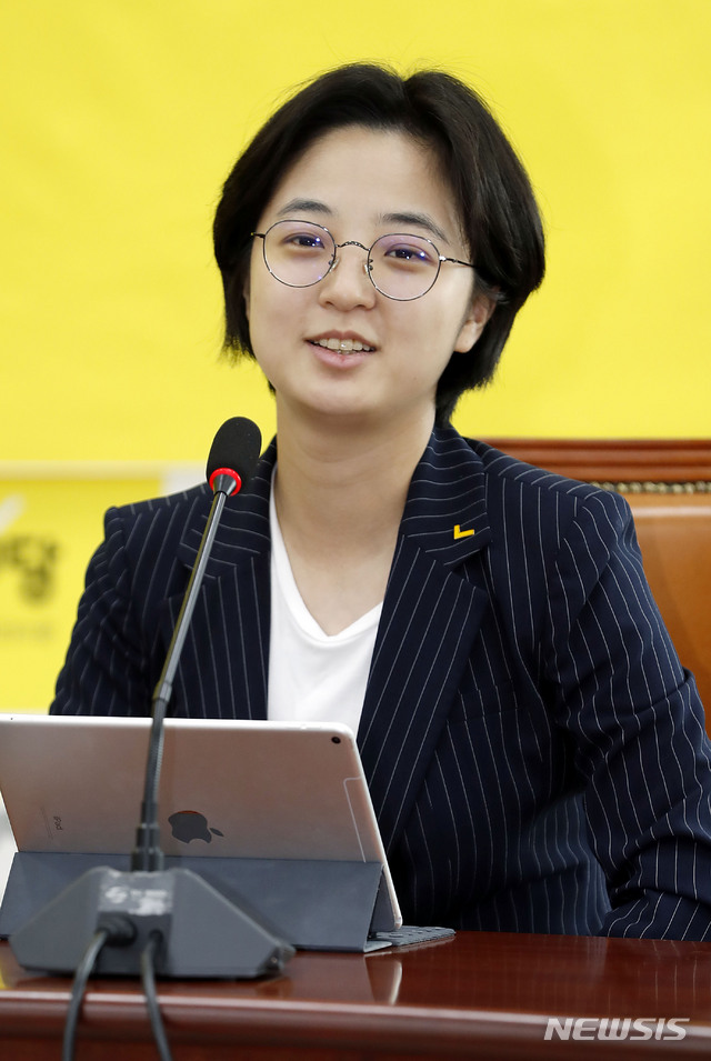 [서울=뉴시스] 최동준 기자 = 류호정 정의당 의원이 17일 서울 여의도 국회 정의당 사무실에서 열린 기본소득당 예방 자리에서 인사말 하고 있다. 2020.06.17. photocdj@newsis.com