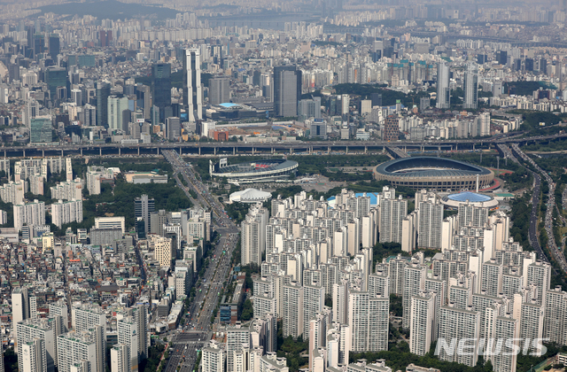 [서울=뉴시스] 조수정 기자 = 기획재정부와 국토교통부, 금융위원회 등 정부부처는 17일 서울 정부서울청사에서 '주택시장 안정을 위한 관리방안' 브리핑을 열고 잠실 MICE 개발사업, 영동대로 복합개발사업 사업부지와 영향권 일대를 토지거래허가구역으로 지정하는 방안을 서울시 도시계획위원회 심의를 통해 확정했다고 발표했다. 사진은 지난 9일 오전 서울 송파구 롯데월드타워에서 바라본 종합운동장 부지와 인근 아파트. 2020.06.17.&nbsp; chocrystal@newsis.com