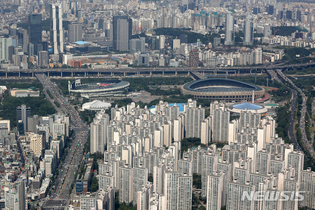 [서울=뉴시스] 조수정 기자 = 기획재정부와 국토교통부, 금융위원회 등 정부부처는 17일 서울 정부서울청사에서 '주택시장 안정을 위한 관리방안' 브리핑을 열고 잠실 MICE 개발사업, 영동대로 복합개발사업 사업부지와 영향권 일대를 토지거래허가구역으로 지정하는 방안을 서울시 도시계획위원회 심의를 통해 확정했다고 발표했다. 사진은 지난 9일 오전 서울 송파구 롯데월드타워에서 바라본 종합운동장 부지와 인근 아파트. 2020.06.17. chocrystal@newsis.com