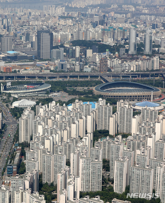 [서울=뉴시스] 조수정 기자 = 기획재정부와 국토교통부, 금융위원회 등 정부부처는 17일 서울 정부서울청사에서 '주택시장 안정을 위한 관리방안' 브리핑을 열고 잠실 MICE 개발사업, 영동대로 복합개발사업 사업부지와 영향권 일대를 토지거래허가구역으로 지정하는 방안을 서울시 도시계획위원회 심의를 통해 확정했다고 발표했다. 사진은 지난 9일 오전 서울 송파구 롯데월드타워에서 바라본 종합운동장 부지와 인근 아파트. 2020.06.17. chocrystal@newsis.com