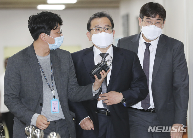 [서울=뉴시스] 최진석 기자 = 김학의 전 법무부 차관이 17일 서초구 서울고법에서 열린 '뇌물 혐의' 관련 항소심 1차 공판에 출석하고 있다. 2020.06.17. myjs@newsis.com