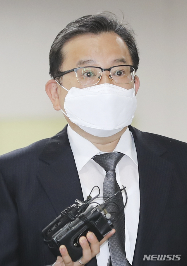 [서울=뉴시스] 최진석 기자 = 김학의 전 법무부 차관이 17일 서초구 서울고법에서 열린 '뇌물 혐의' 관련 항소심 1차 공판에 출석하고 있다. 2020.06.17. myjs@newsis.com