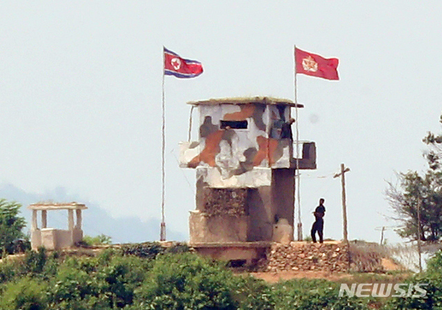 [파주=뉴시스] 고승민 기자 = 김여정 북한 노동당 제1부부장이 문재인 대통령의 6.15 남북공동선언 20주년 메시지에 대해 비난을 쏟아낸 지난 17일 경기 파주시 접경지역에서 바라본 북한군 초소가 적막한 모습을 보이고 있다. 2020.06.17.kkssmm99@newsis.com