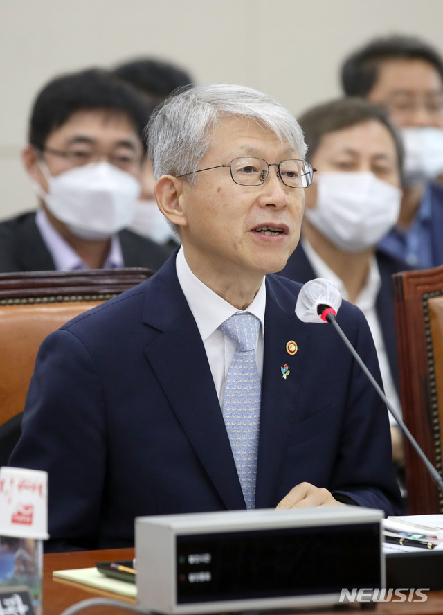 [서울=뉴시스]김선웅 기자 = 최기영 과기정통부 장관이 17일 오후 서울 여의도 국회에서 열린 과학기술정보통신위원회 당정간담회에서 인사말을 하고 있다. 2020.06.17.&nbsp; mangusta@newsis.com