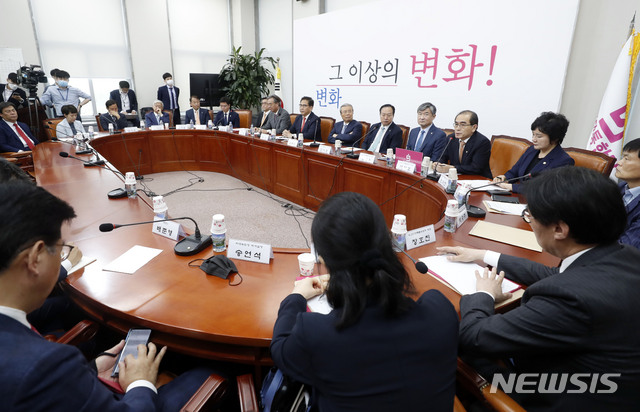 [서울=뉴시스] 최동준 기자 = 태영호 미래통합당 의원이 17일 서울 여의도 국회에서 열린 외교안보특위회의에서 발언하고 있다. 2020.06.17. photocdj@newsis.com