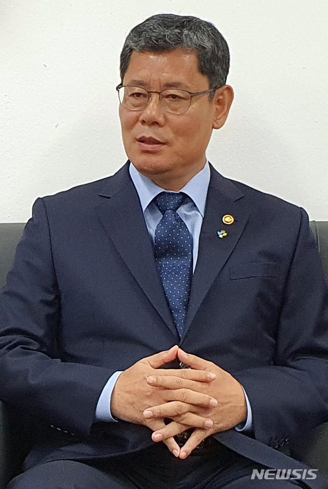 [서울=뉴시스]김지현 기자 = 김연철 통일부 장관이 17일 오후 서울 종로구 정부서울청사 기자실에서 사의 표명과 관련해 발언하고 있다. 2020.06.17.fine@newsis.com