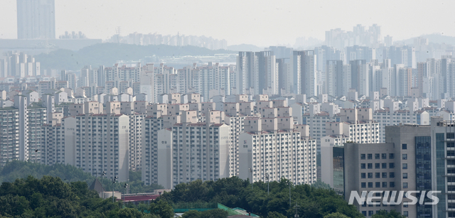 [수원=뉴시스] 김종택기자 = 정부가 17일 부동산 시장의 풍선효과를 근절하기 위해 수도권 대부분 지역을 조정대상지역으로 묶는 등 규제지역을 대폭 확대하고 법인 부동산 투자에 대한 세금을 강화하는 부동산 대책을 발표했다. 사진은 이날 경기 수원시내 아파트 모습. 2020.06.17. semail3778@naver.com