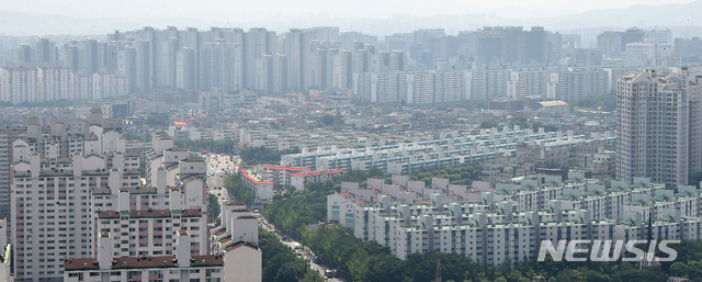 [수원=뉴시스] 김종택기자 = 정부가 17일 부동산 시장의 풍선효과를 근절하기 위해 수도권 대부분 지역을 조정대상지역으로 묶는 등 규제지역을 대폭 확대하고 법인 부동산 투자에 대한 세금을 강화하는 부동산 대책을 발표했다.사진은 이날 경기 수원시내 아파트 모습. 2020.06.17.semail3778@naver.com