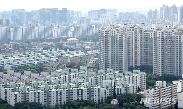 [수원=뉴시스] 김종택기자 = 정부가 17일 부동산 시장의 풍선효과를 근절하기 위해 수도권 대부분 지역을 조정대상지역으로 묶는 등 규제지역을 대폭 확대하고 법인 부동산 투자에 대한 세금을 강화하는 부동산 대책을 발표했다. 사진은 이날 경기 수원시내 아파트 모습. 2020.06.17. semail3778@naver.com