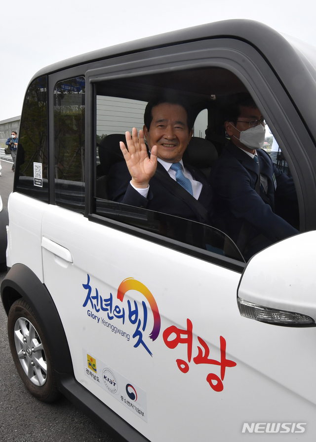 [영광=뉴시스] 신대희 기자 = 정세균 국무총리가 17일 전남 영광군 대마전기차산업단지에서 열린 '블루 이코노미 전남, e-모빌리티 기업 투자 협약식'에 참석한 뒤 전기차를 시승하고 있다. 2020.06.17.&nbsp; sdhdream@newsis.com