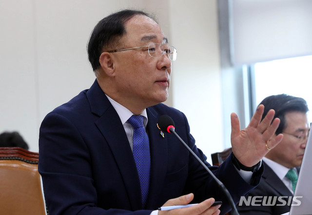 [서울=뉴시스] 장세영 기자 = 홍남기 경제부총리 겸 기획재정부 장관이 17일 서울 여의도 국회에서 열린 기획재정위원회 제1차 전체회의에 참석해 의원질의에 답하고 있다. 2020.06.17.&nbsp; photothink@newsis.com