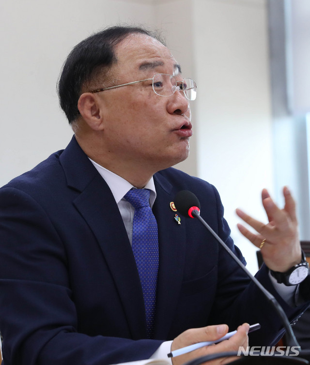 [서울=뉴시스] 장세영 기자 = 홍남기 경제부총리 겸 기획재정부 장관이 17일 서울 여의도 국회에서 열린 기획재정위원회 제1차 전체회의에 참석해 의원질의에 답하고 있다. 2020.06.17. photothink@newsis.com