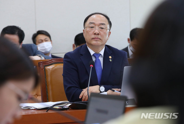 [서울=뉴시스] 장세영 기자 = 홍남기 경제부총리 겸 기획재정부 장관이 17일 서울 여의도 국회에서 열린 기획재정위원회 제1차 전체회의에 참석해 의원 질의를 듣고 있다. 2020.06.17. photothink@newsis.com