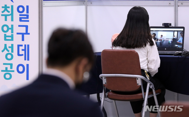 [서울=뉴시스] 이윤청 기자 = 한 구직자가 17일 서울 송파구청 대강당에서 열린 '취업성공 일구데이'에서 화상 면접을 보고 있다. 일구데이는 일자리를 구하는 날이라는 뜻으로 구인기업과 구직자를 사전 연결해 현장에서 면접과 채용이 이어질 수 있도록 하는 소규모 채용박람회다. 2020.06.17.&nbsp; radiohead@newsis.com
