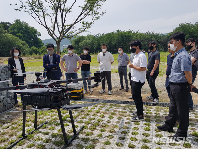 [서울=뉴시스]산림청(청장 박종호)은 17일 충남 공주 충남산림자원연구소에서 "소화탄 드론 진화대" 구성을 위한 관계기관 모임을 개최했다. (사진=산림청 제공) 2020.06.17. photo@newsis.com