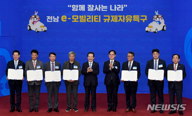 [영광=뉴시스] = 정세균 국무총리(왼쪽 다섯번째)가 17일 전남 영광군 대마전기차산업단지에서 열린 '블루 이코노미 전남, e-모빌리티 기업 투자 협약식'에 참석해 전남지사, 영광군수, 기업 5곳 대표들과 기념사진을 찍고 있다. 2020.06.17. sdhdream@newsis.com