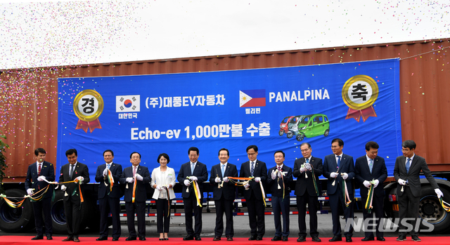 [영광=뉴시스] 신대희 기자 = 정세균 국무총리(왼쪽에서 일곱번째)가 17일 전남 영광군 대마전기차산업단지 대풍EV자동차 공장에서 열린 '1000만 불 수출 기념식'에서 테이프 커팅을 하고 있다. 2020.06.17. sdhdream@newsis.com