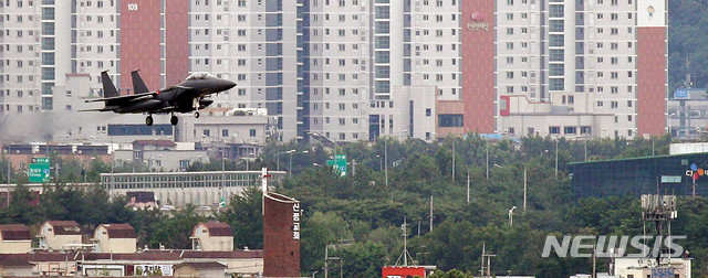 [대구=뉴시스] 이무열 기자 = 북한이 개성 남북연락사무소를 폭파한 지 하루가 지난 17일 오후 F-15K 전투기가 대구 도심을 비행하고 있다. 대구 공군 제11전투비행단은 이날 시민들에게 전투기 출격으로 인한 소음에 놀라지 말 것을 안내한 뒤 훈련을 실시했다. 2020.06.17.&nbsp; lmy@newsis.com 