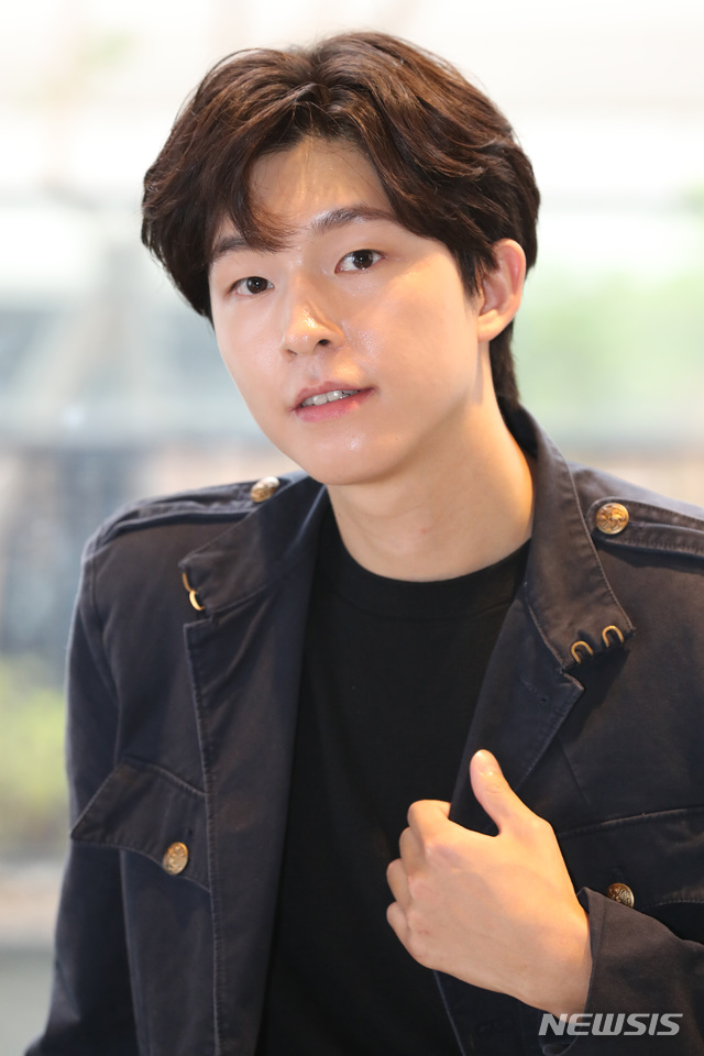 [서울=뉴시스] 전진환 기자 = 영화 '결백'의 배우 홍경이 17일 오후 서울 강남구의 한 카페에서 뉴시스와 인터뷰 중 포즈를 취하고 있다. 영화에서 홍경은 살인용의자로 몰린 엄마의 결백을 증명하는 주연배우 신혜선의 동생 정수역을 맡아 자폐성 장애인을 연기했다. 2020.06.19.&nbsp;&nbsp; amin2@newsis.com 