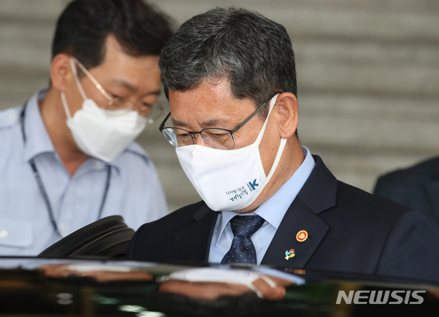 [서울=뉴시스]김명원 기자 = 김연철 통일부 장관이 17일 서울 종로구 정부서울청사를 나서며 차량에 탑승하고 있다. 김연철 장관은 이날 "최근 남북관계 악화의 모든 책임을 지고 물러나기로 했다'며 사의를 표명했다.&nbsp; 2020.06.17. kmx1105@newsis.com