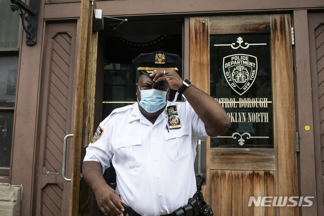[뉴욕=AP/뉴시스]2020년 6월11일 뉴욕 브루클린의 경관 한 명이 순찰을 위해 경찰서를 나서고 있다. 미 뉴욕시는 임신 40주가 넘어 진통 중인 만삭의 흑인 임신부에게 몇시간 동안 수갑을 채워 수갑을 찬 채 아이를 낳게 한 것과 관련, 이 여성에게 75만 달러(약 8억4000만원)을 배상하고 소송을 해결하기로 합의했다고 그녀의 변호인단이 22일(현지시간) 밝혔다. 2021.4.23
