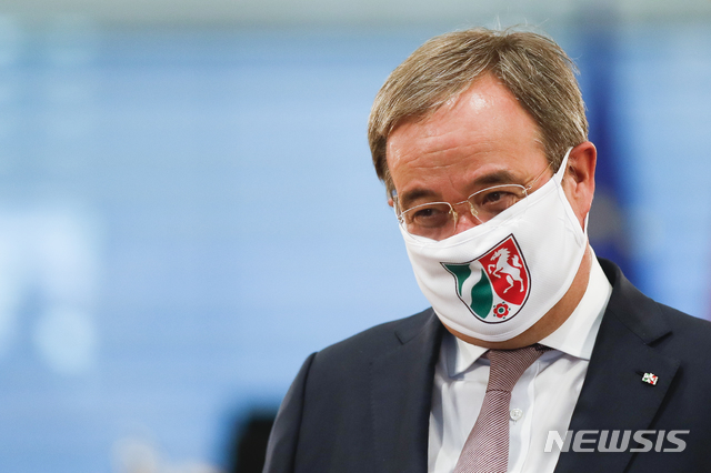 [베를린=AP/뉴시스] 독일 서부 노르트라인 베스트팔렌의 한 돼지 도축장에서 신종 코로나바이러스 감염증(코로나19) 집단발발이 일어났다. 아르민 라셰트 주총리는 다만 "도축장의 (확산 상황은) 지역 내에서 머물고 있고, 더 많은 사람들 사이에서 퍼진 흔적은 없다"며 다시 봉쇄에 돌입하지는 않겠다는 입장이다. 사진은 지난 6월 베를린에서 열린 정부 회의에 마스크를 낀 채 참석한 라셰트 주총리. 2020.6.22.