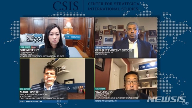 [서울=뉴시스] 빈센트 브룩스 전 주한미군사령관(왼쪽 위)은 17일(현지시간) 미 싱크탱크 전략국제문제연구소(CSIS)가 주최한 한반도 이슈 관련 화상 세미나에서 "만약 내가 주한미군사령관이었다면 가장 먼저 미국과 한국의 군사적 협력을 강화하고 북한을 압박했을 것"이라고 말했다. (사진=CSIS 유튜브 캡처) 2020.6.18. 
