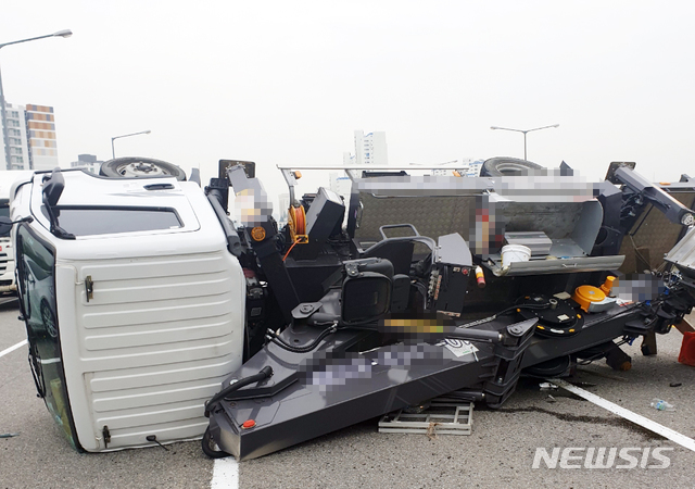 [아산=뉴시스]이종익 기자 = 18일 충남 아산시 배방읍 세교리 일원 천안에서 아산방면 21번 국도에서 크레인 차량이 전복돼 있다. 2020.06.18. (사진=아산소방서 제공) photo@newsis.com