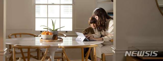 [서울=뉴시스] 서피스 고 2