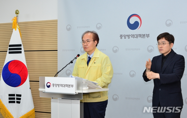 [서울=뉴시스]권준욱 질병관리본부 중앙방역대책본부 부본부장이 18일 오후 2시10분 충북 오송 질병관리본부에서 열린 신종 코로나 바이러스 감염증(코로나19) 정례브리핑에서 발언하고 있다. 2020.06.18. (사진=중앙방역대책본부 제공) photo@newsis.com 